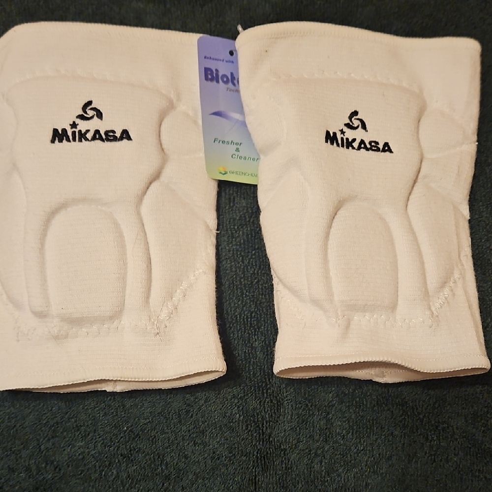 NWT Mikasa White Knee Pads